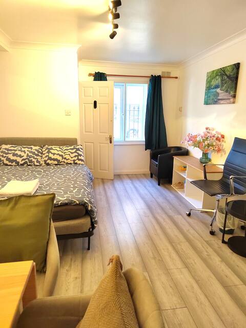 Popular Airbnb listing: Apartment in city center in Smithfield