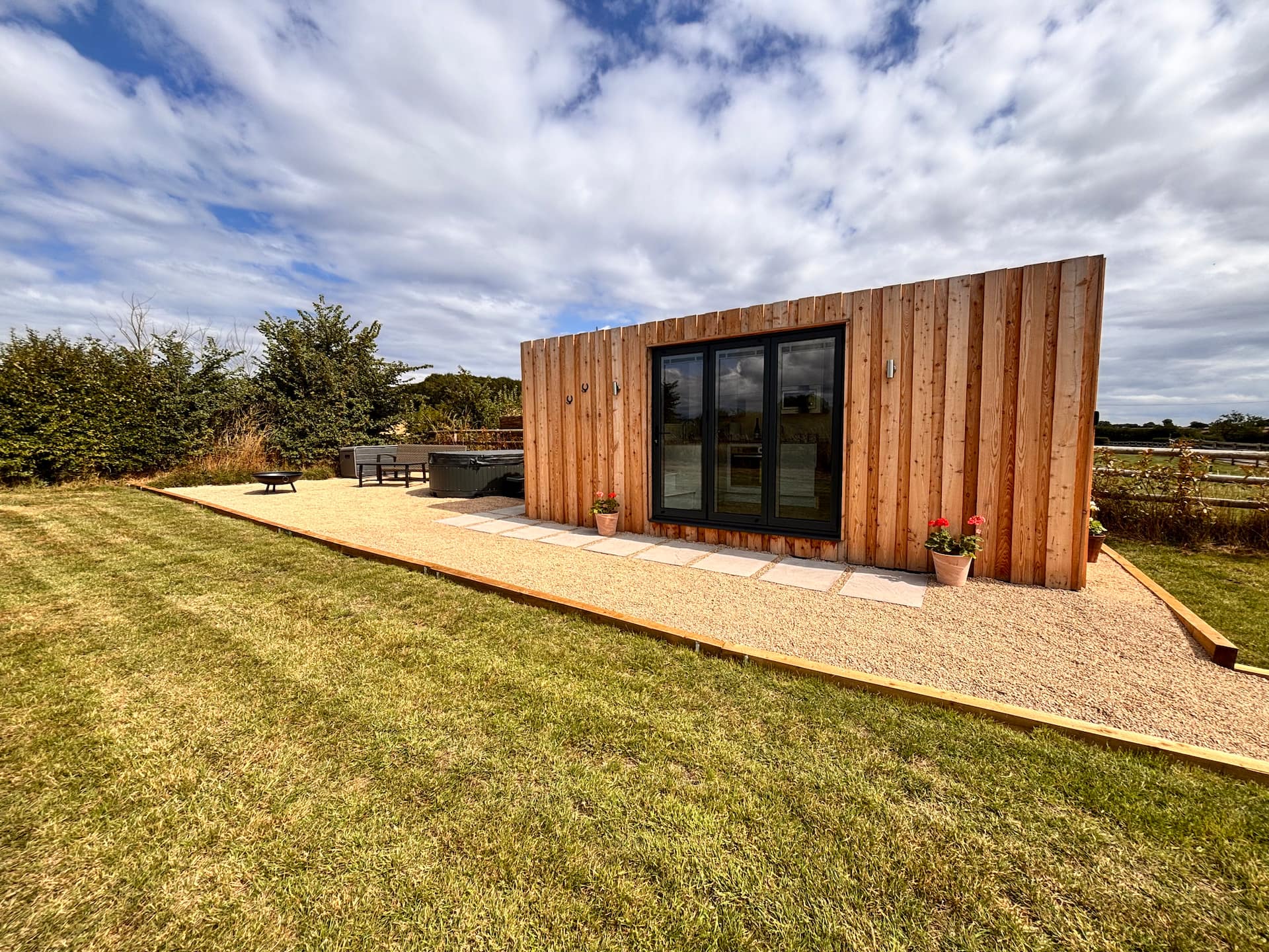The Willows Hut - with hot tub - Hillside Huts