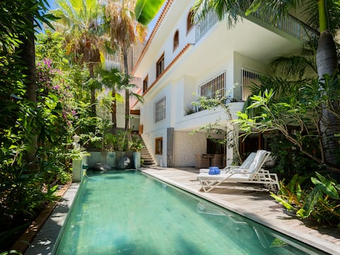 Fully renovated house in the city with a warm pool