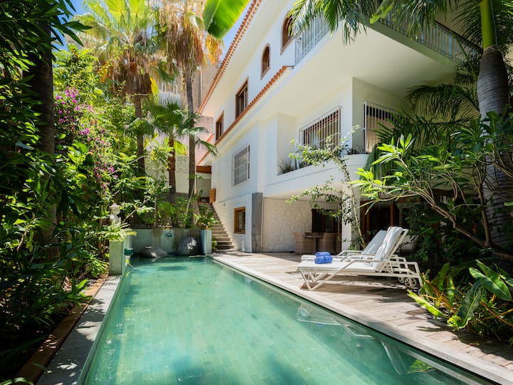 Fully renovated house in the city with a warm pool
