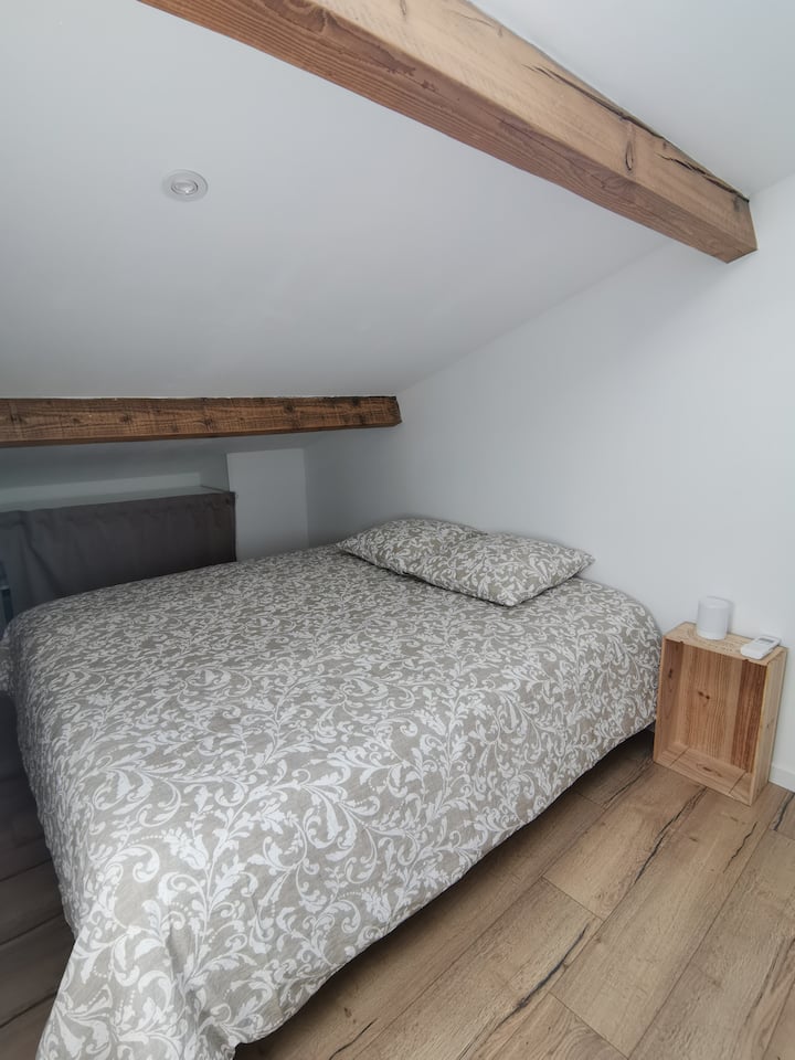 La cama 180x190 con 2 colchones 90x190 y un sobrecolchón.  
La cama estará lista a su llegada.  

