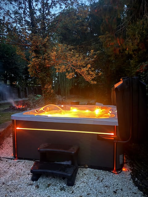 14 guests VIP Bar, Cinema, Sauna, Hot Tub!