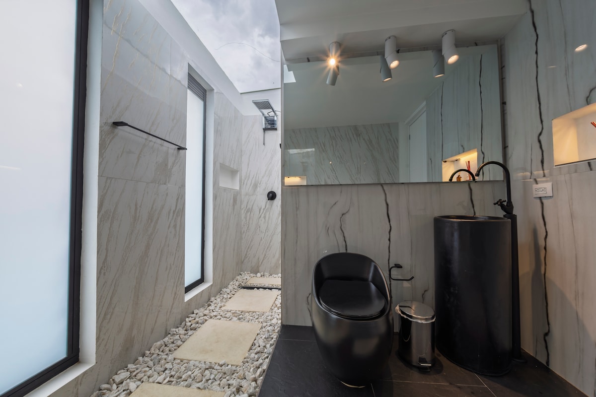 Privatna kupaonica sobe 2 puna prirodnog svjetla i udobnosti. Ima stakleni strop koji vam omogućuje da uživate u sunčevoj svjetlosti dok se tuširate, stvarajući opuštajuće i jedinstveno iskustvo 
Potpuno opremljeno , ručnici, šampon, sapun, ogrtači 