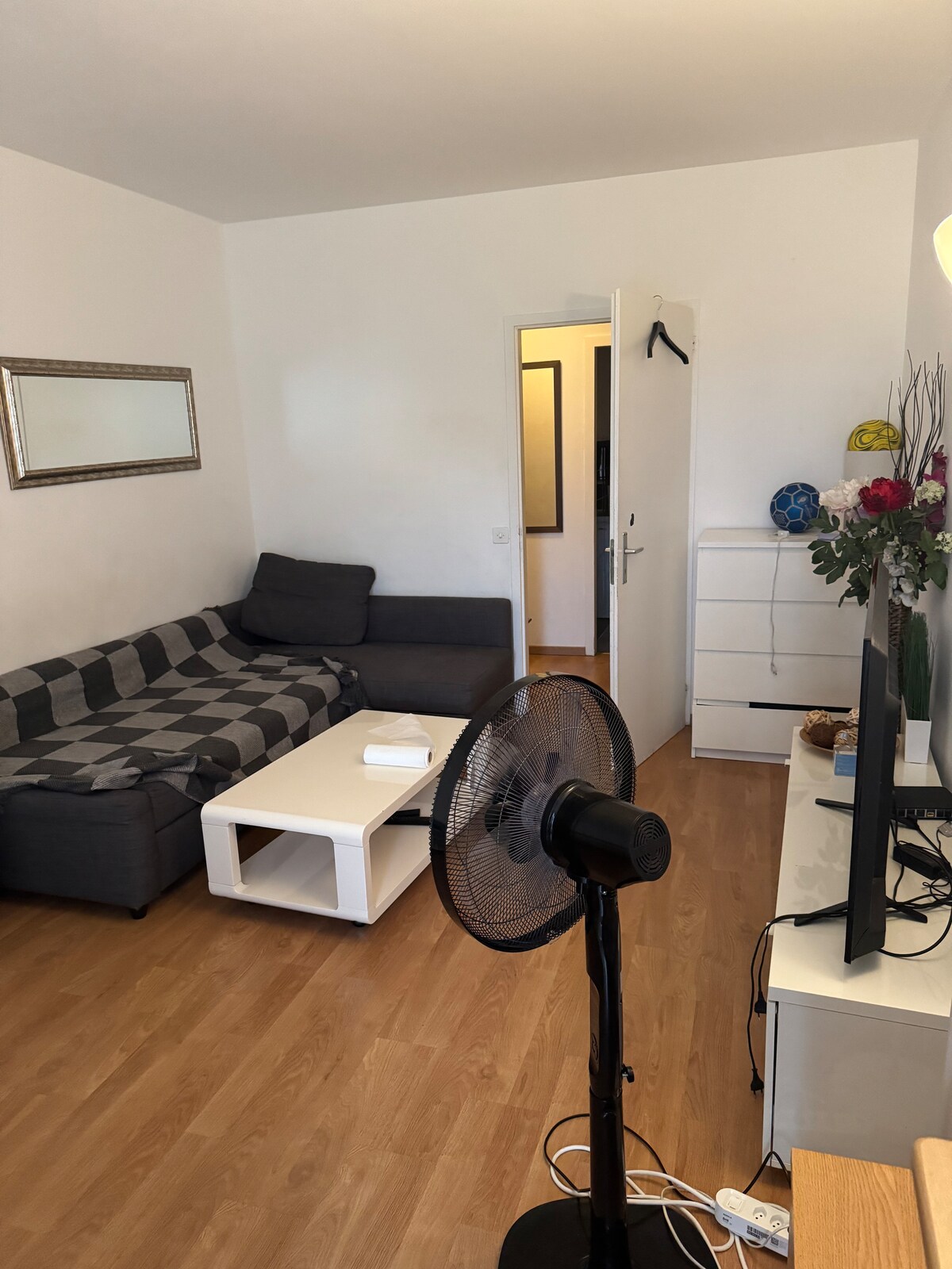 Top performing Airbnb: Your home away from home in Saint Jean Et Charmilles