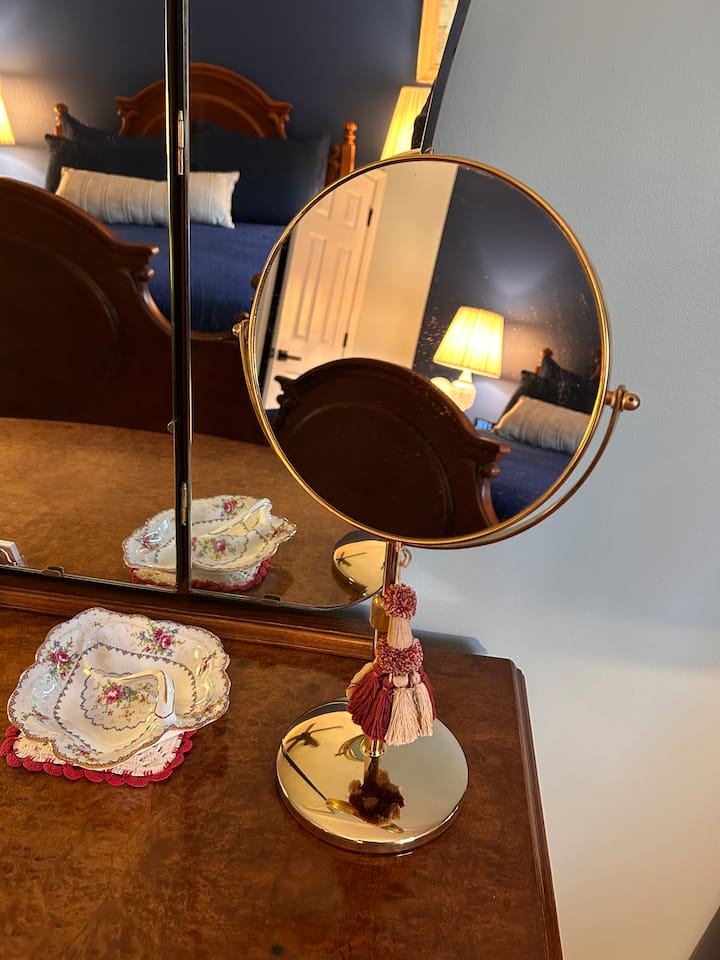 СПАЛНА СОБА 1 СО БРАЧЕН КРЕВЕТ (ШИРОК 180 - 200 СМ