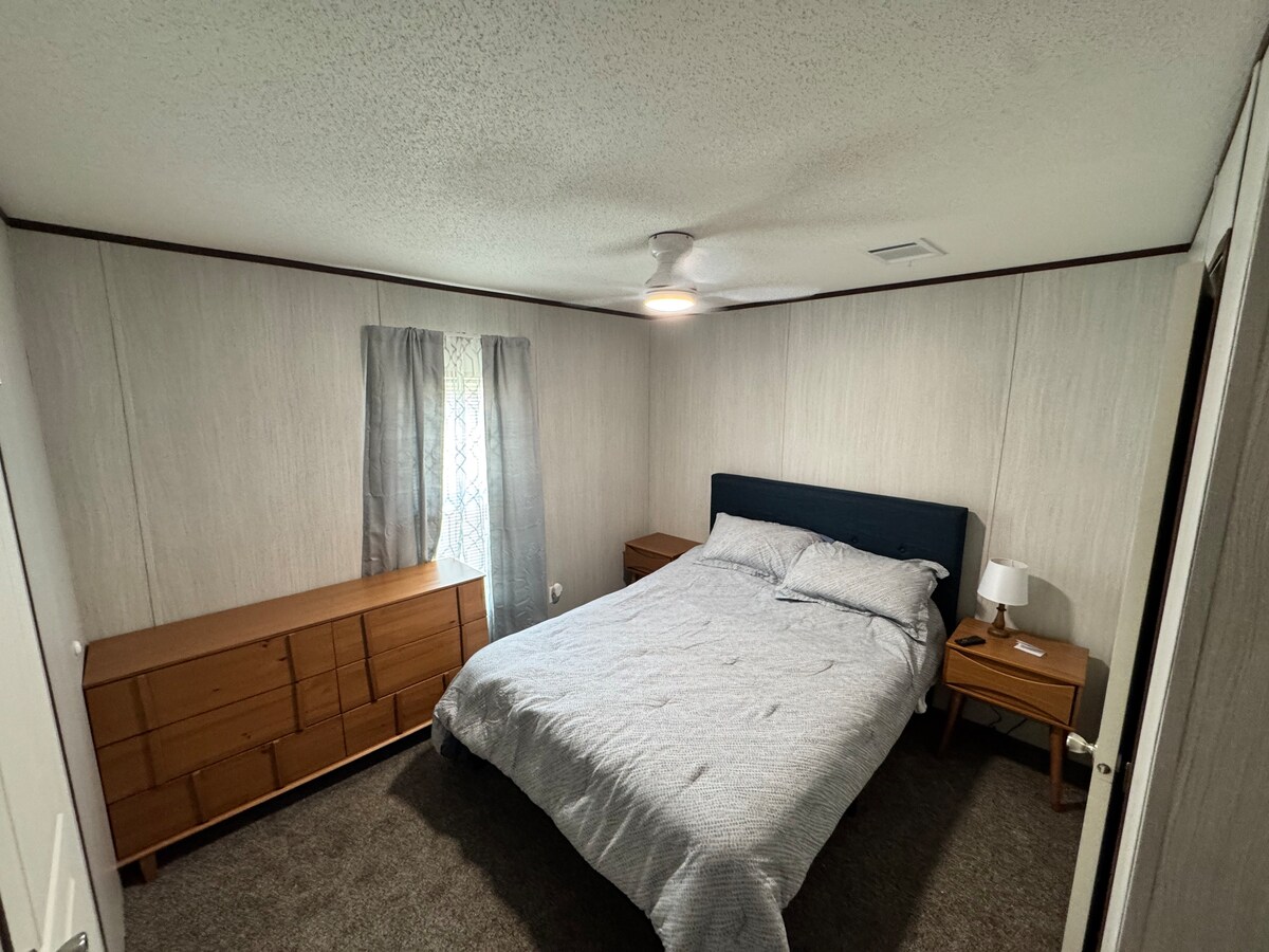 ห้องนอนหลัก ห้องน้ำในตัว เตียงควีนไซส์ (ไม่มีฝักบัว โรคุทีวีบนผนัง ตู้เสื้อผ้าสำหรับเก็บของ)