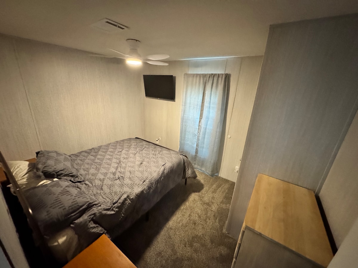 เตียงควีนไซส์ โต๊ะเครื่องแป้ง และทีวีโรคุ