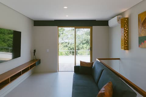 Top Airbnb: Modern House, Heated Jacuzzi, 7 minutes from the beach em São José Dos Campos