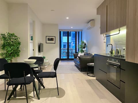 Spacious South Yarra Apt | Free Parking & Terrace