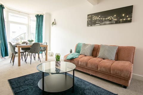 3 bed Modern Home, Vibrant & Stylish, Sleep upto 7