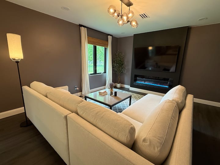 Modern Walkout Basement Apt - 하노버