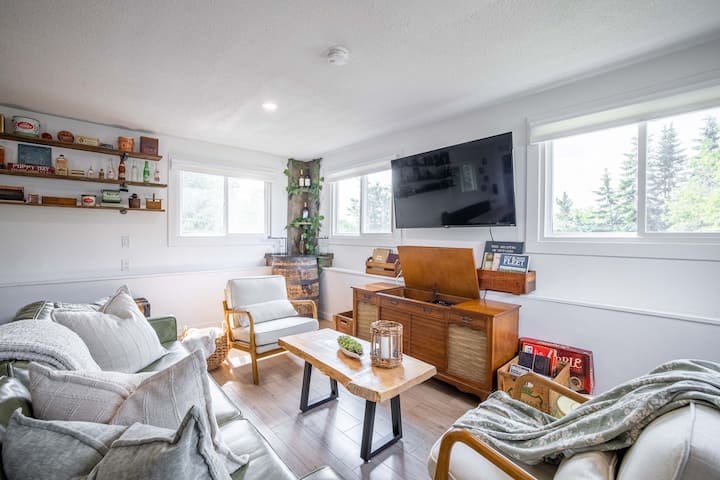 Welland's Vintage Canadian Loft - Welland