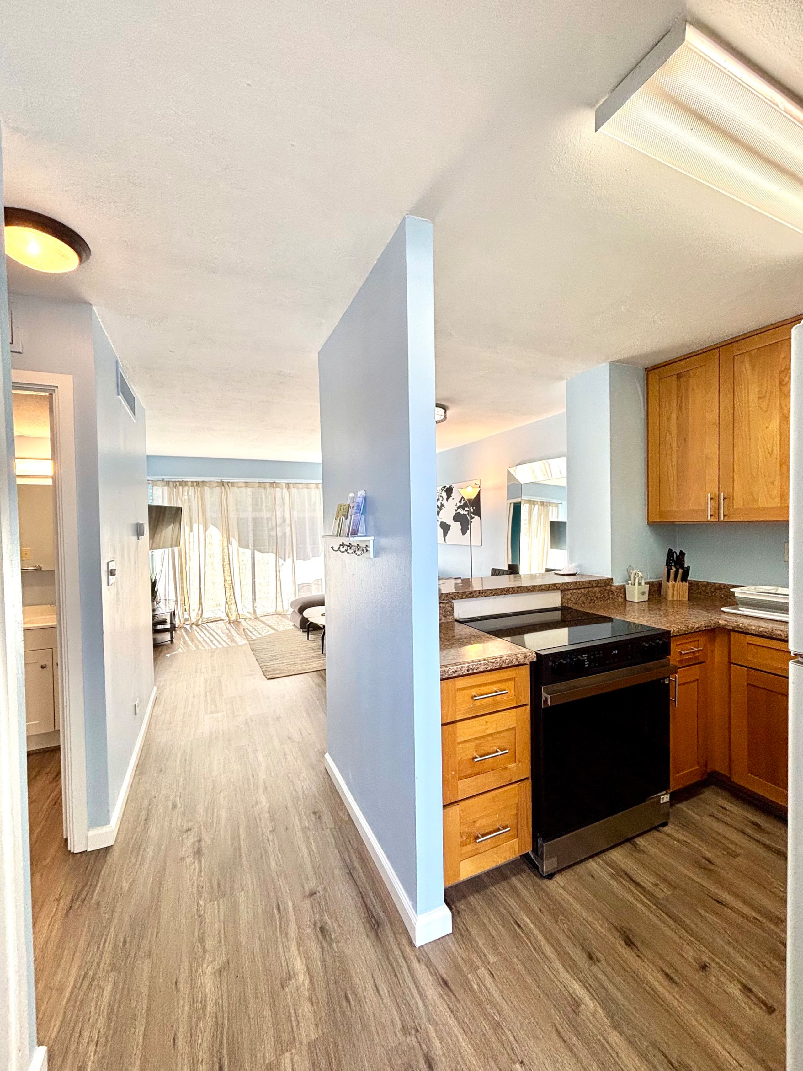 New 2BR Waikiki Condo kitchen FREE parking Pool - Image 6