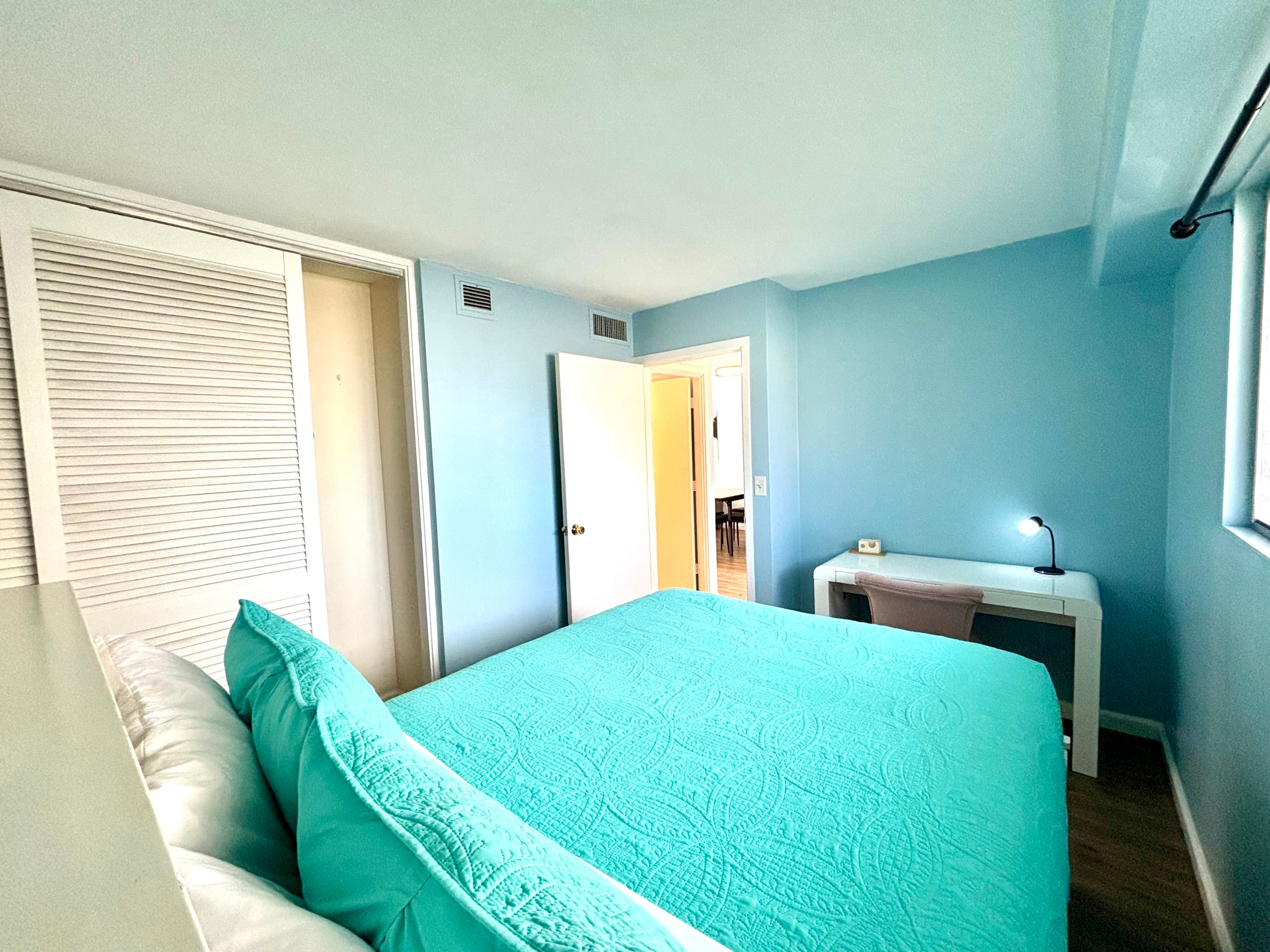 New 2BR Waikiki Condo kitchen FREE parking Pool - Image 13