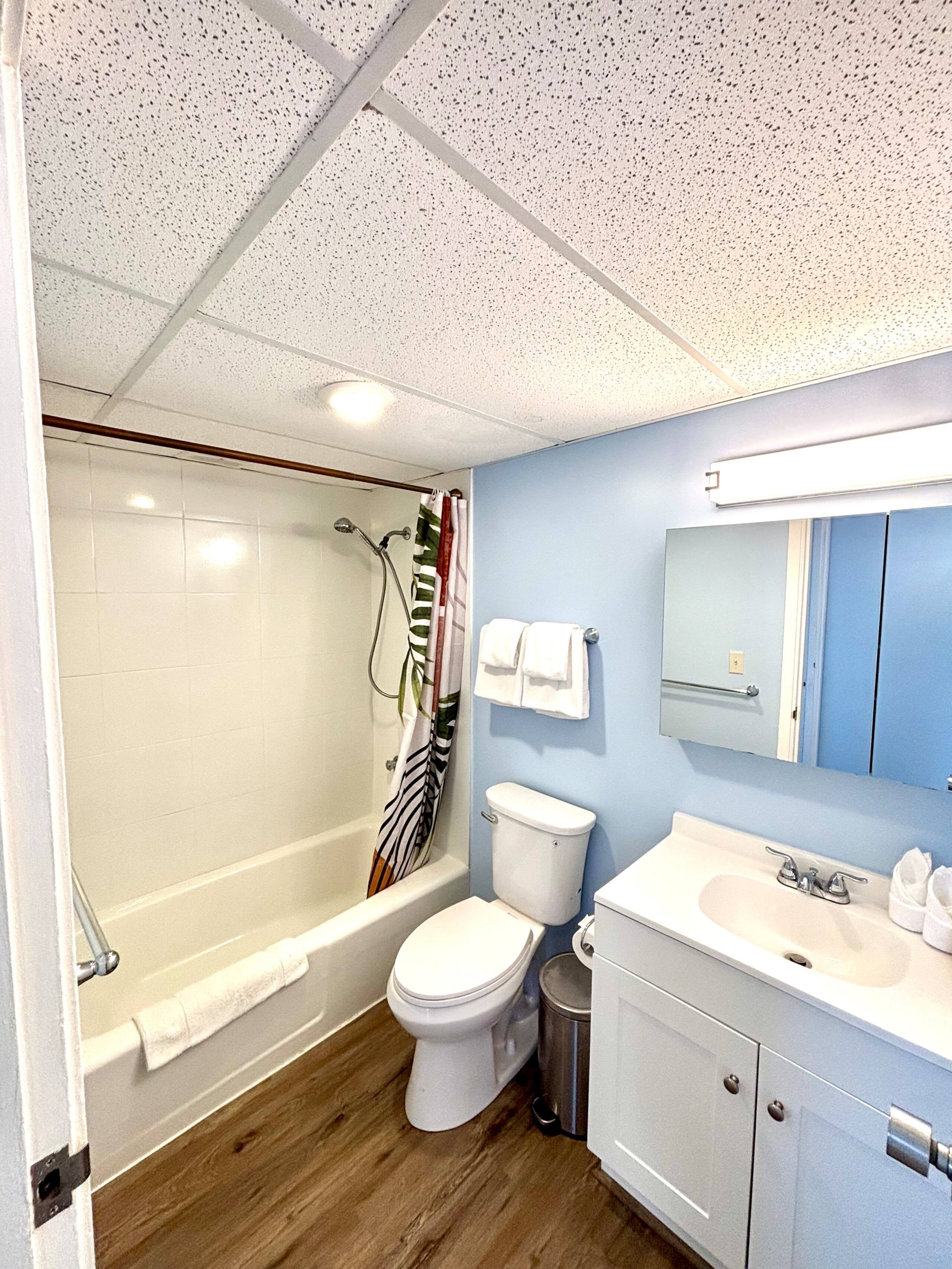 New 2BR Waikiki Condo kitchen FREE parking Pool - Image 12