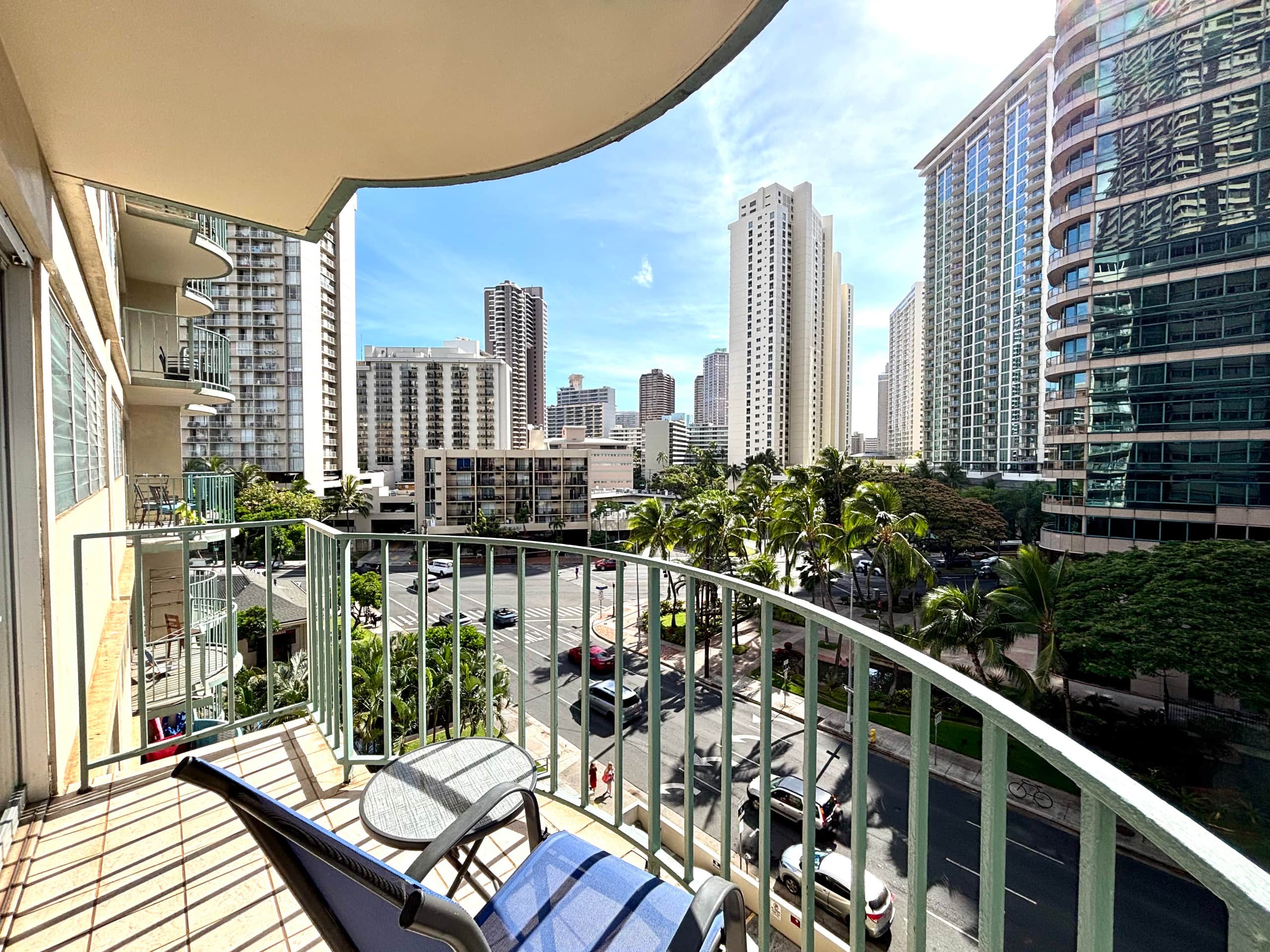 New 2BR Waikiki Condo kitchen FREE parking Pool - Image 7