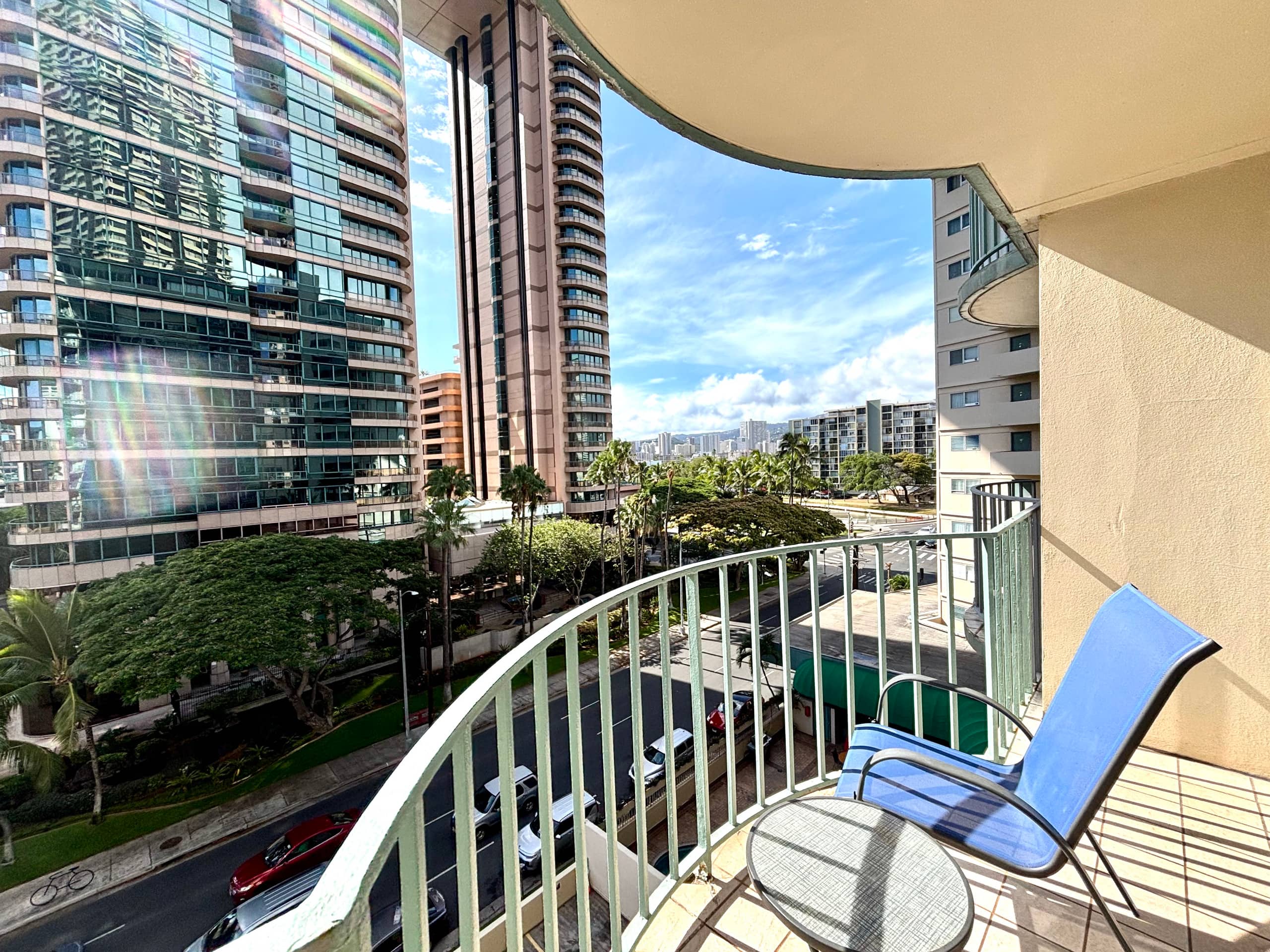 New 2BR Waikiki Condo kitchen FREE parking Pool - Image 2