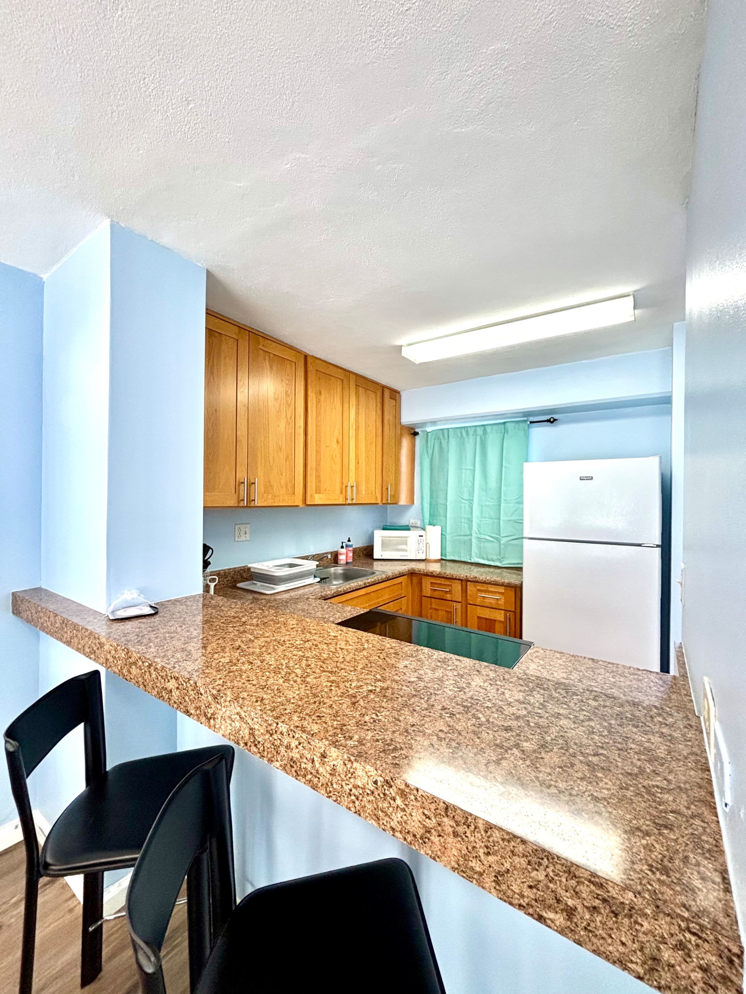 New 2BR Waikiki Condo kitchen FREE parking Pool - Image 5