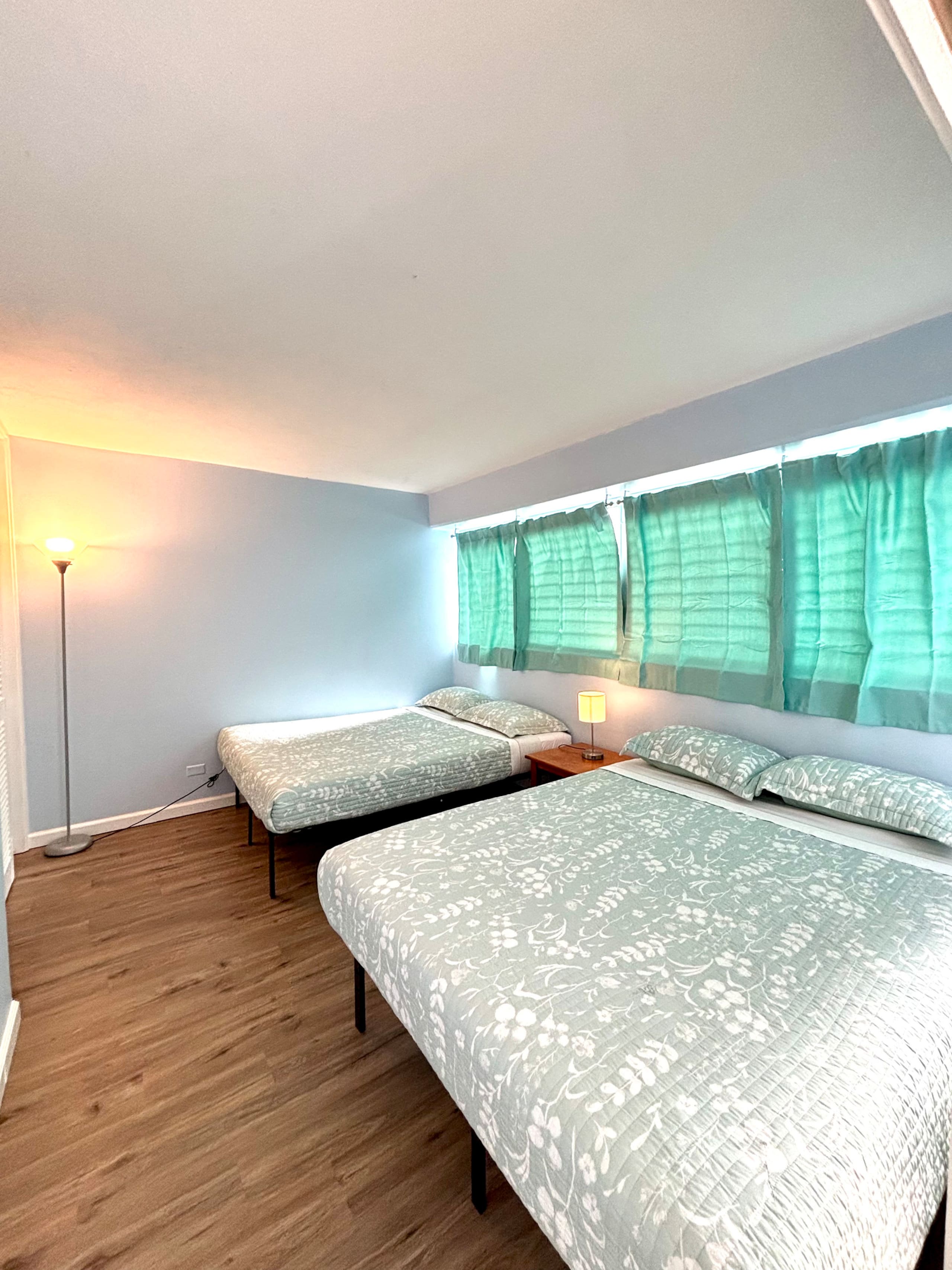 New 2BR Waikiki Condo kitchen FREE parking Pool - Image 11