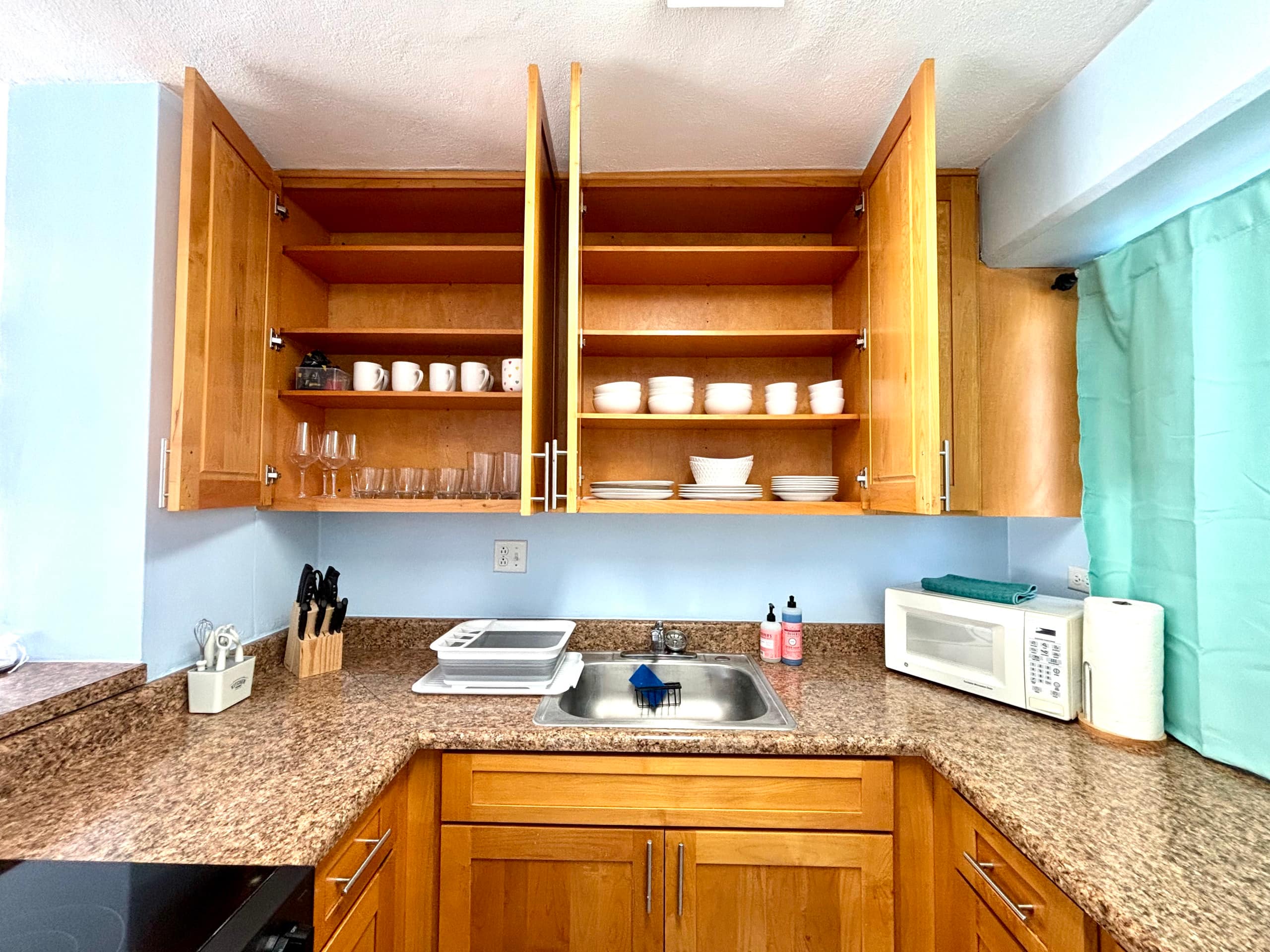 New 2BR Waikiki Condo kitchen FREE parking Pool - Image 4