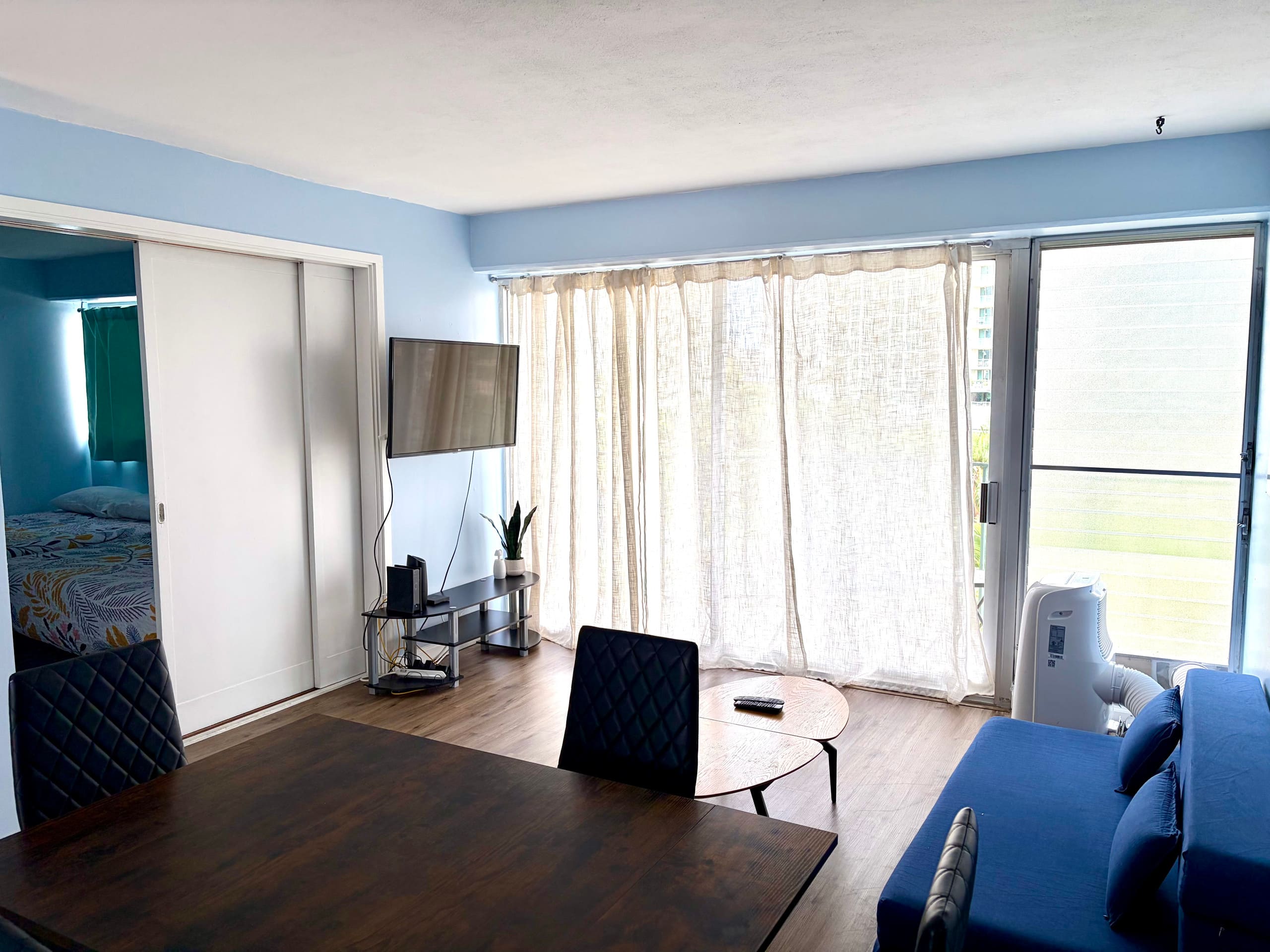 New 2BR Waikiki Condo kitchen FREE parking Pool - Image 21
