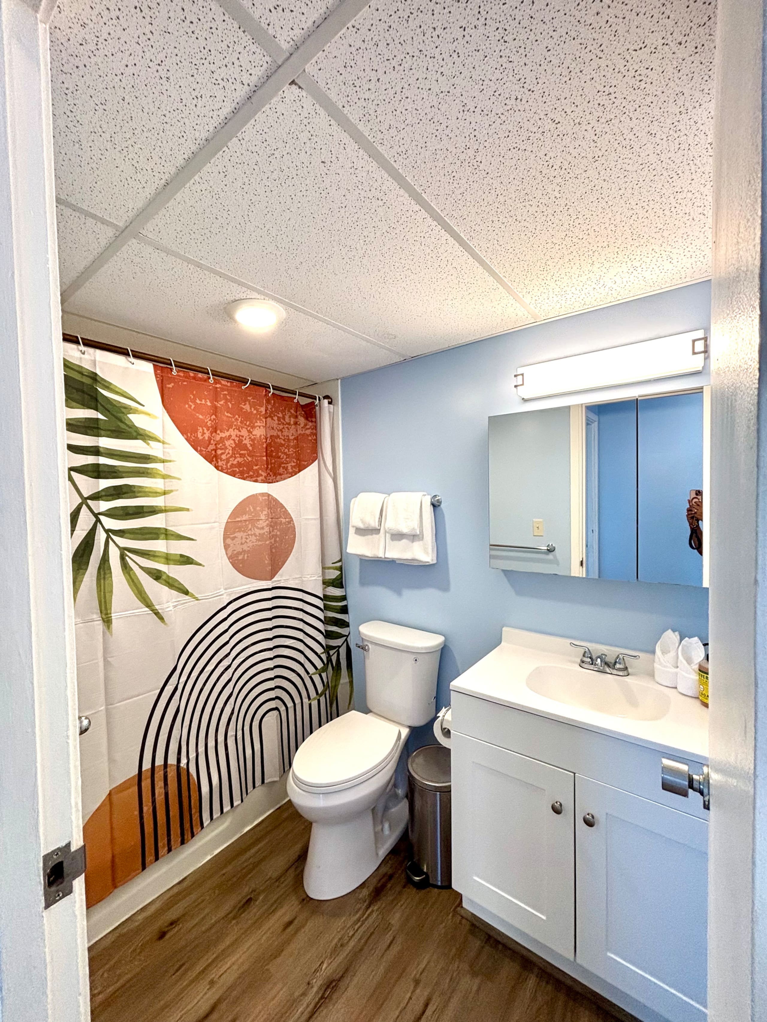 New 2BR Waikiki Condo kitchen FREE parking Pool - Image 14