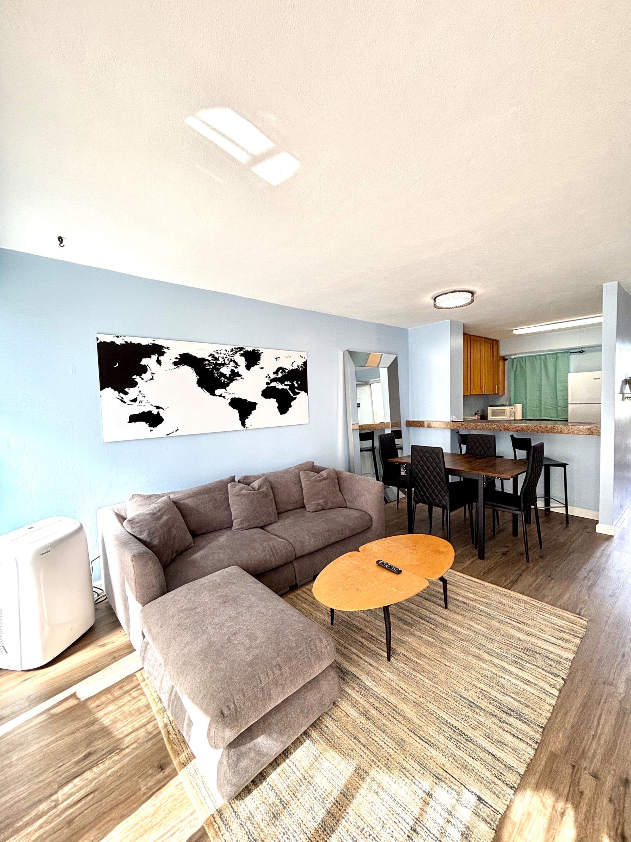 New 2BR Waikiki Condo kitchen FREE parking Pool - Image 9