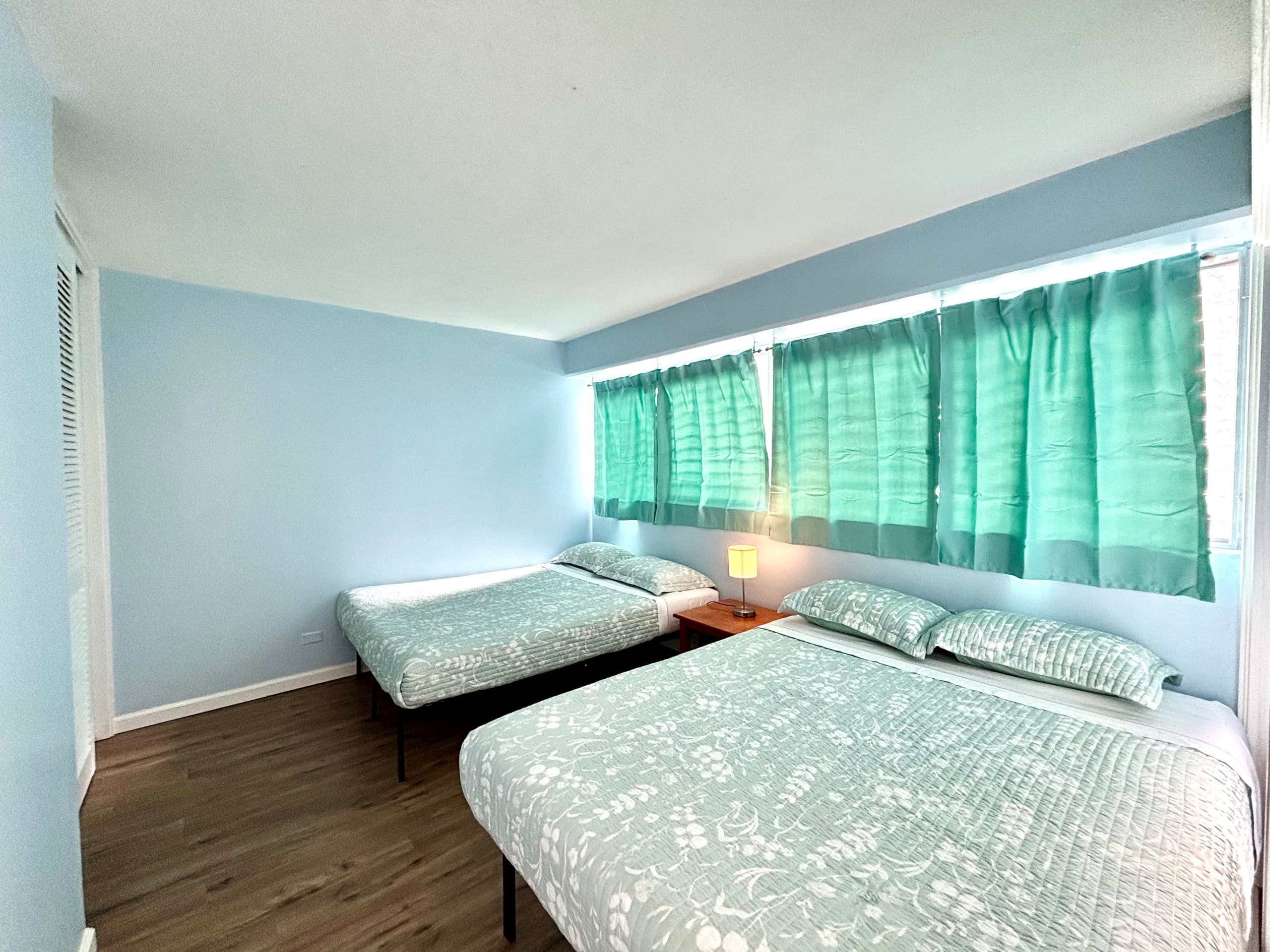 New 2BR Waikiki Condo kitchen FREE parking Pool - Image 8
