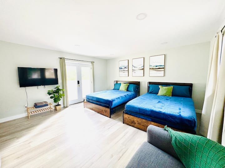 Camera da letto 1 con due letti matrimoniali, tv, divano e bagno completo annesso