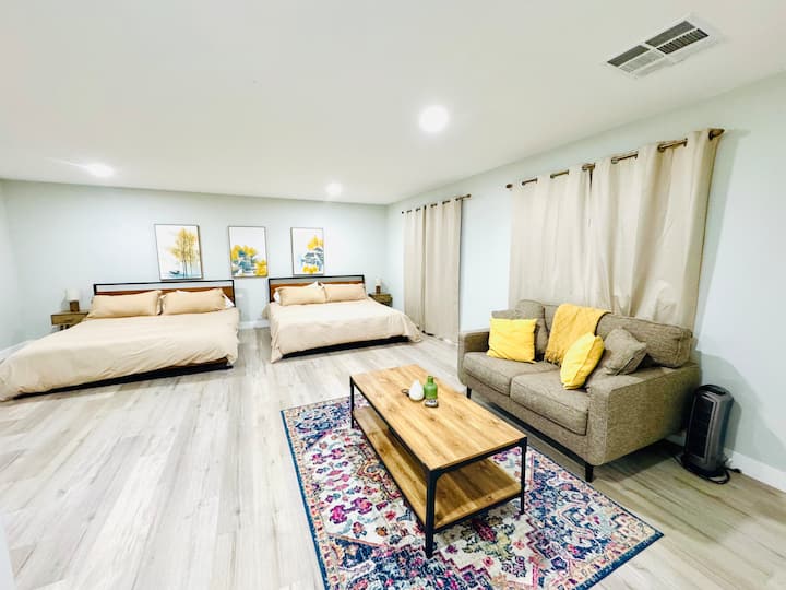 Suite con due letti king-size, divano, frigorifero e bagno completo annesso