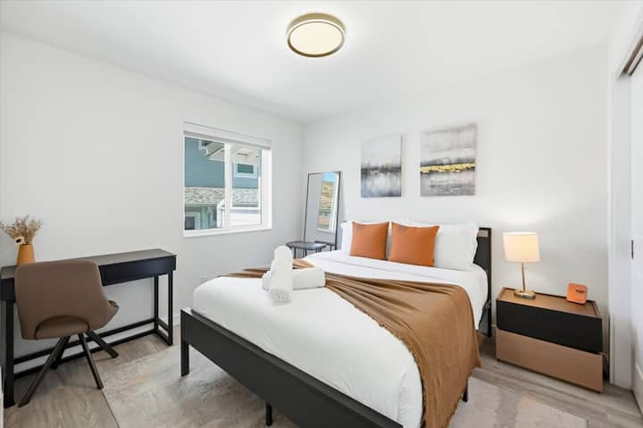 Chumba hiki cha kulala chenye starehe kina kitanda aina ya queen, dawati la kufanyia kazi na michoro iliyochorwa kwa mkono. Kila chumba cha kulala kina mkusanyiko wa mito laini na migumu yenye ubora wa hoteli
