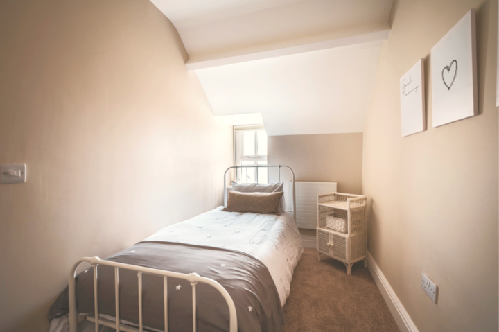 Acogedor dormitorio individual, fácil acceso al baño compartido en el rellano.