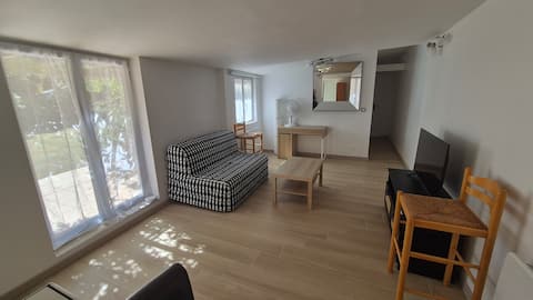 Propriété Airbnb réussie: Private accommodation, living room, bedroom, kitchen, bathroom à Champigny Sur Marne