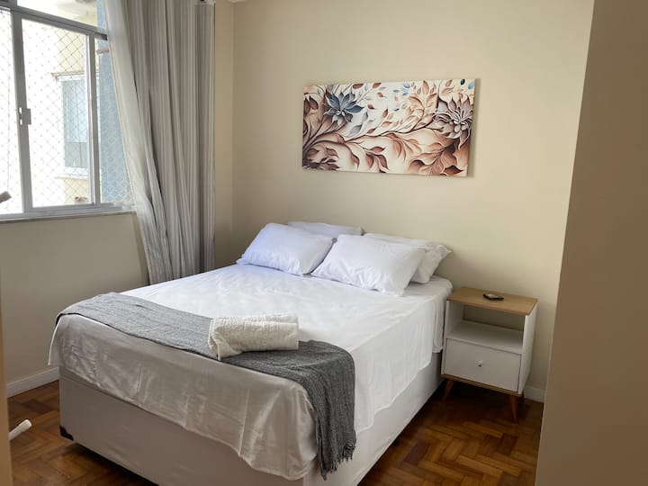 Spavaća soba s klima-uređajem, pametnim televizorom, ventilatorom s daljinskim upravljačem, ormarom, komodom 