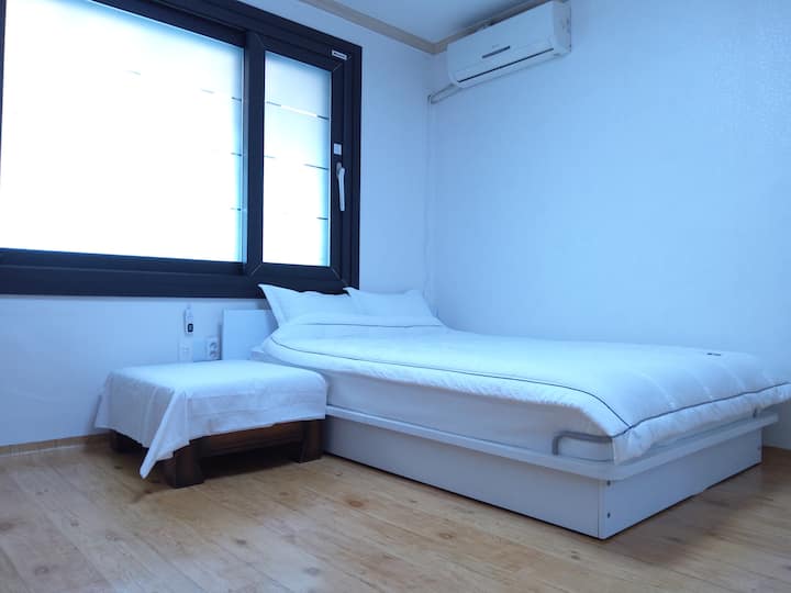 Bračni krevet, fotelja, klima-uređaj