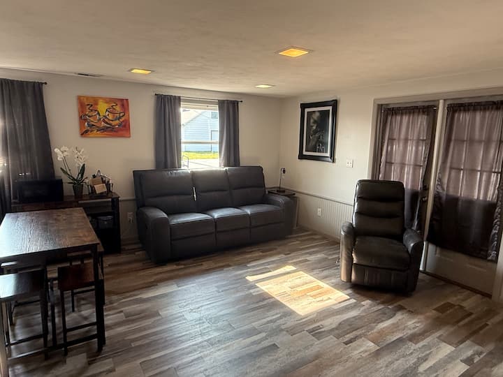 Lake Side 2 Bedroom Cottage - Port Clinton, OH
