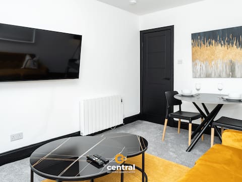 Top performing Airbnb: King Bed - Sleeps 2 - Wi-Fi - Modern in Coldside