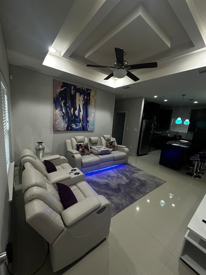 Purple Divine | 3br/2ba Apt King Bed Mcallen Tx - McAllen, TX