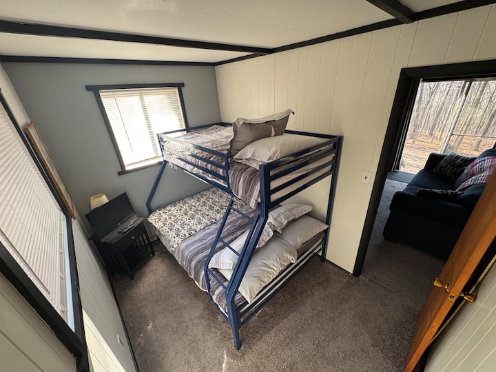 Pjesa e poshtme me përmasa të plota dhe pjesa e sipërme me përmasa të dyfishta. 
TV me kutinë Roku 