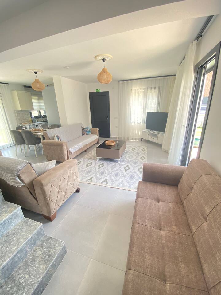 Alaçatı'ya 5 Dk | ÖZel Havuz | 3+1 Bahçeli Villa - Ilıca