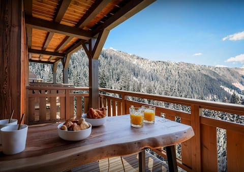 Great outdoors and cosy interior for 8