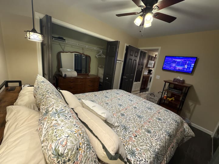 Udoban krevet, ormar s ladicama, TV