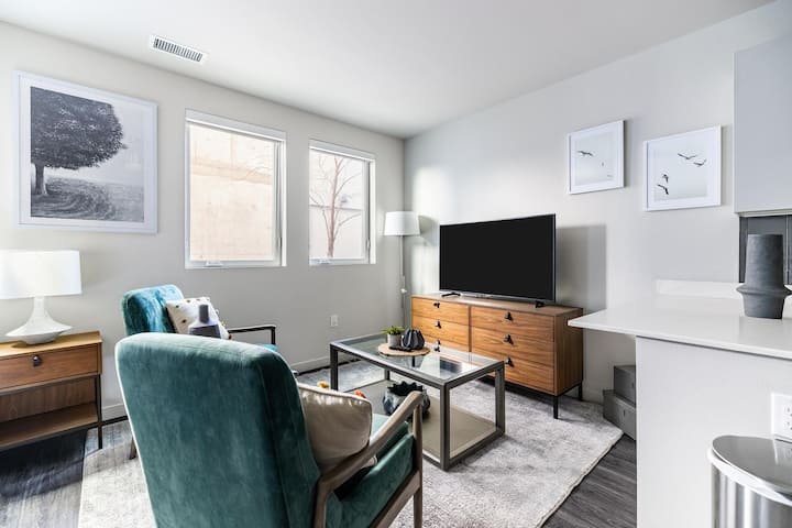 Landing | Beautiful Studio, Pool, Gym - Reno, NV