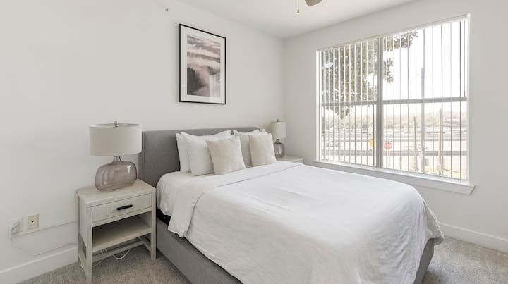 Landing | Stunning Studio, Gym, Pool - Dallas, TX