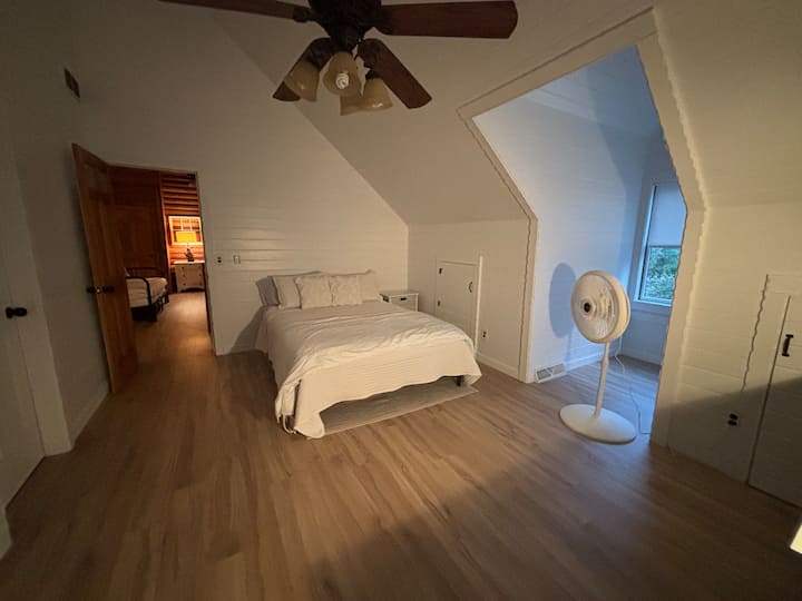 غرفة النوم 2 في الطابق العلوي. سرير كبير جديد يمكن رفعه.  الإضاءة الحالية عبارة عن مروحة سقف وقد اشتريت مروحة إضافية أيضًا. يحتوي البيت على مكيف هواء ولكن الطابق العلوي قد يستغرق وقتًا أطول للتبريد من الطابق الأول.