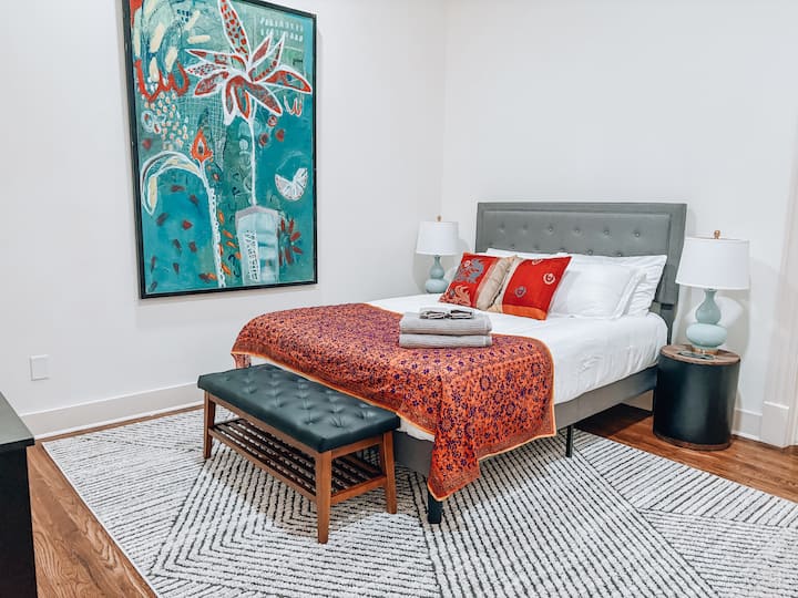 מיטת קווין סייז עם חדר שירותים צמוד וארון