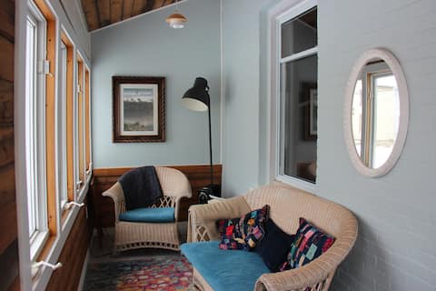 Successful Airbnb property: Cozy downtown Kingston house near Queens in Kingston