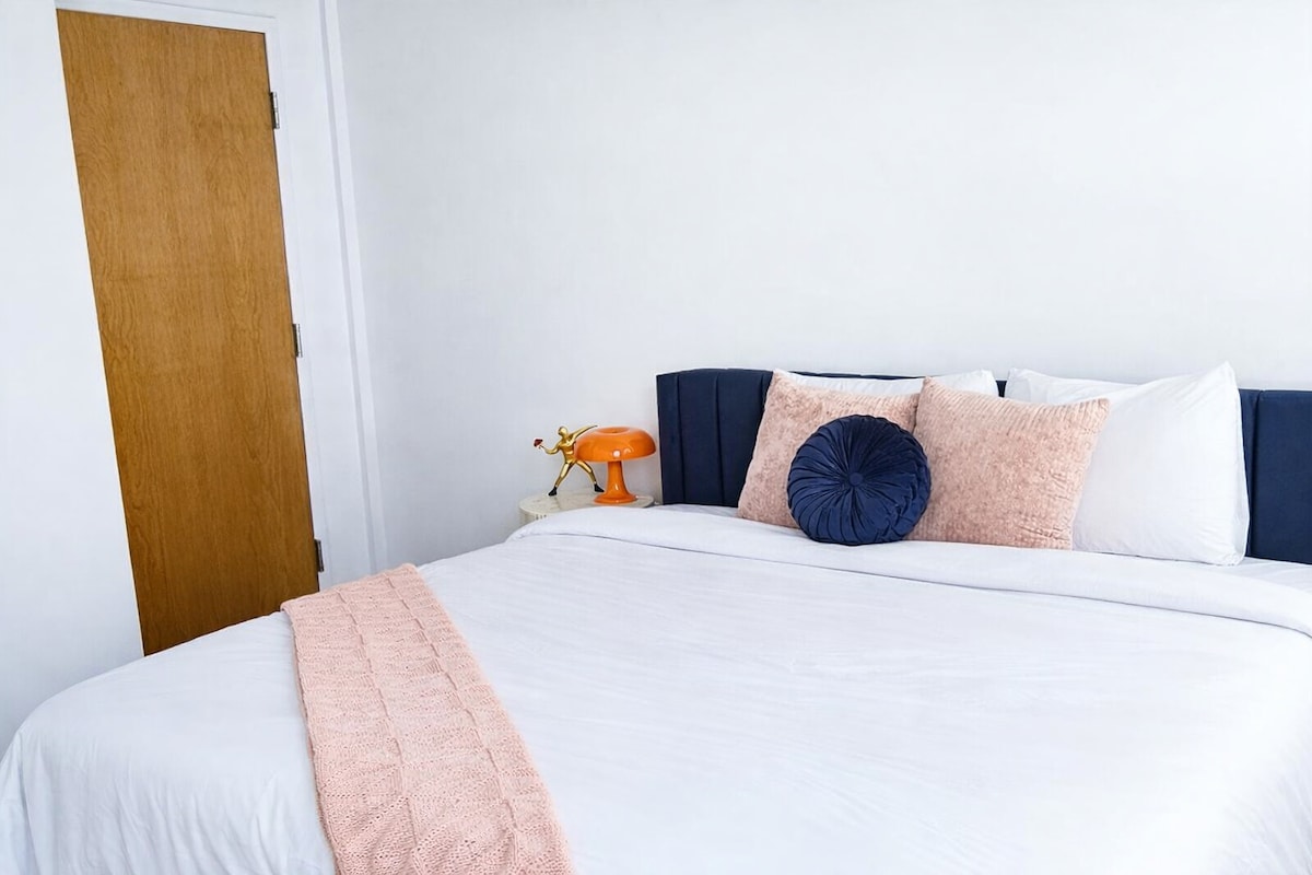 Luxusný apartmán s manželskou posteľou, vlastnou kúpeľňou a prirodzeným osvetlením