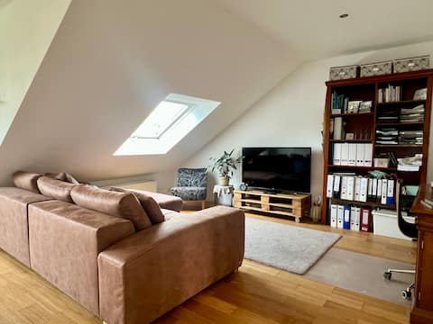Beliebte Airbnb-Anzeige: Cozy apartment with a tiny view of the cathedral in Köln
