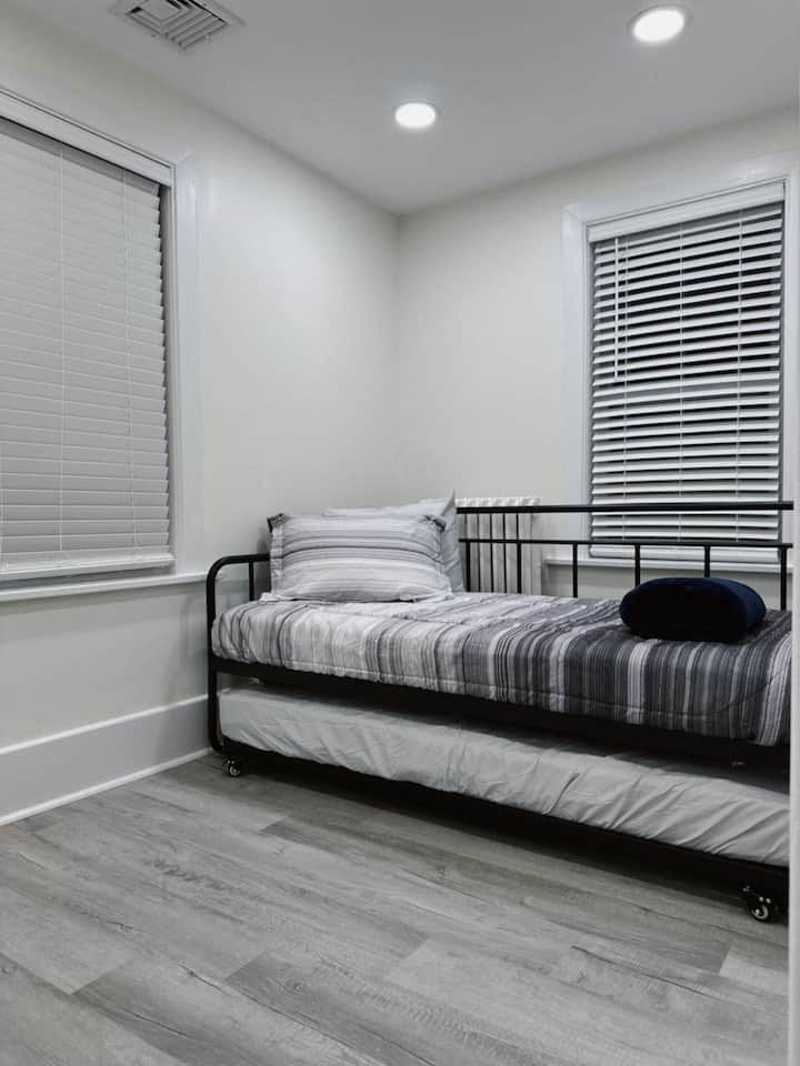 Помала соба со два единечни двокреветни кревета. Може да се воведе нешто. Ако е потребно, во оваа плакарска соба може да најдете пегла и кревети на надувување